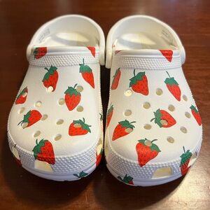 Crocs Strawberry Size 6